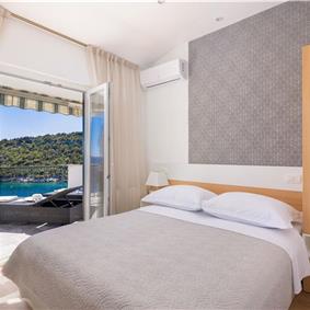 6 Bedroom Waterfront Villa with Pool in Uvala Ljubljeva near Trogir, Sleeps 12-13